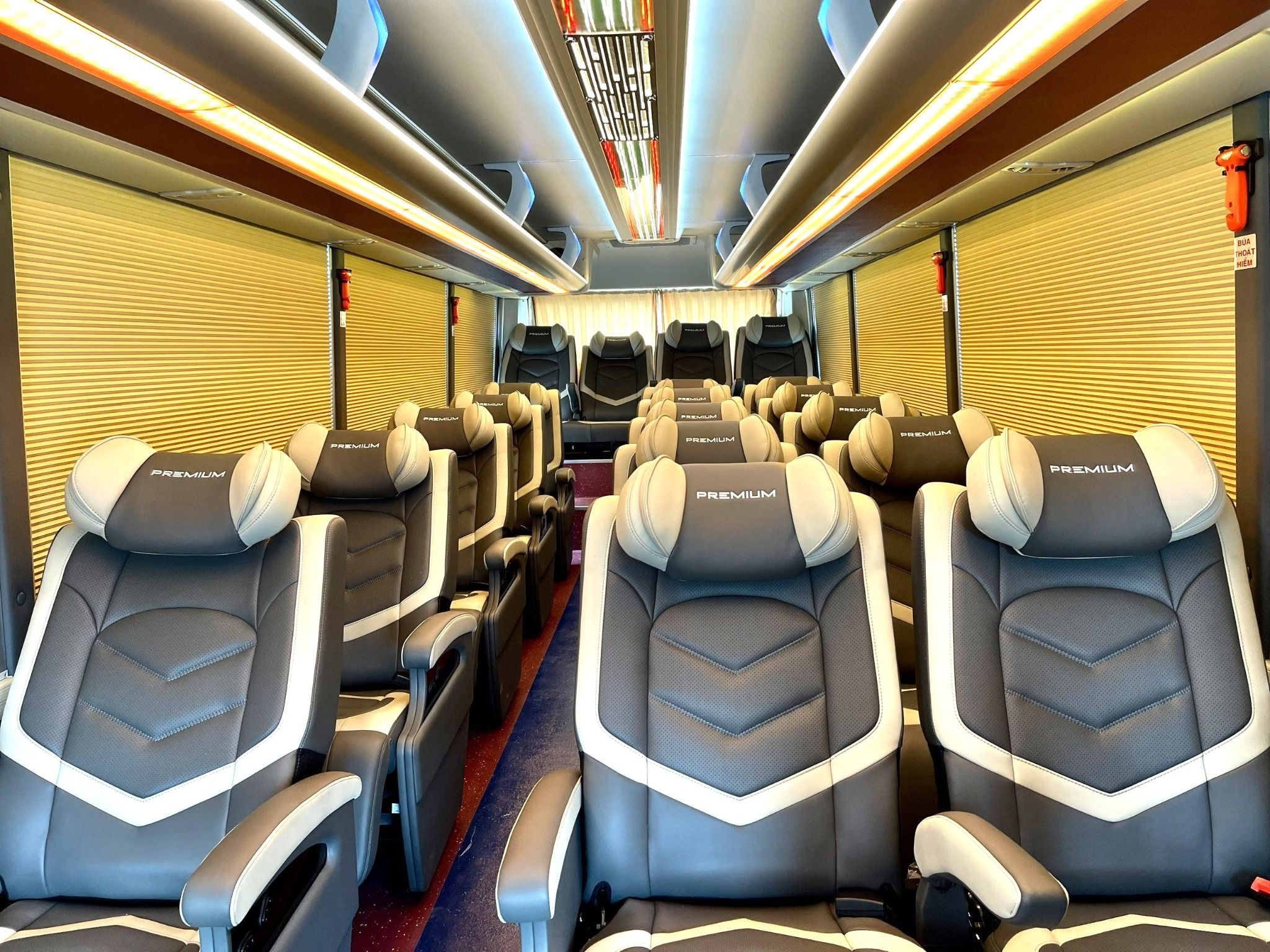 Thuê Xe Limousine 18 Chỗ Hà Nội – Dịch Vụ Uy Tín, Giá Rẻ Từ Cho Thuê Xe Huy Đạt